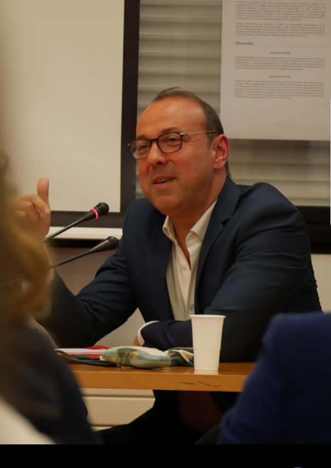 master_distic's tweet photo. l'intervention de Monsieur Bernard  Dagenais professeur de l'université Laval au Québec sur le rôle des relations publiques le pouvoir des sources dans la définition des connaissances https://t.co/9CsZBJxBb2