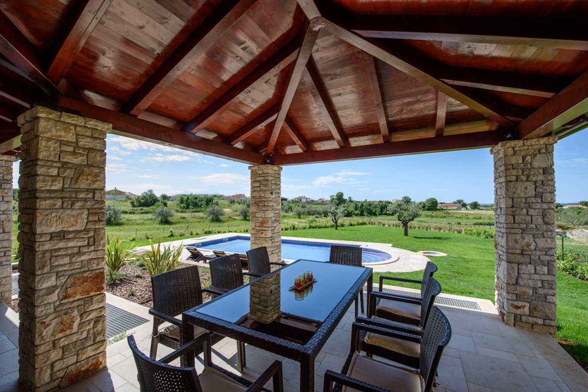 Dreamers and seekers of the perfect holiday place where everything is a perfect balance will certainly choose Villa De Flora - a beautiful mansion embraced by the scented Istrian green. 
#nature #balance #holidayhome 

travelistria.com/istria-villas/…