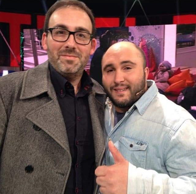 KarlathMedri's tweet photo. Casualmente se había colado a la grada de MJ y según Jordi no lo conocía, se puede jugar más sucio.
Este también quiere ir a cenar a cantora, juegan de una manera muy sucia y luego dicen de MJ
#ghduogala14 
#GHDUODBT13 
#GHDUO7A 
#SomosLaAudiencia9A https://t.co/yuKVWP5ILr