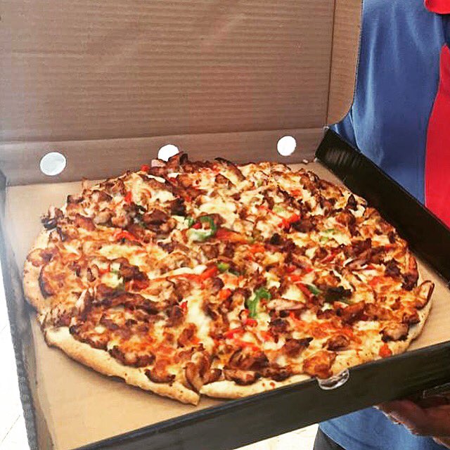 weareroadchef's tweet image. Happiness is having big box of great pizza to enjoy for lunch😋😋
#TuesdayThoughts #pizzaplug