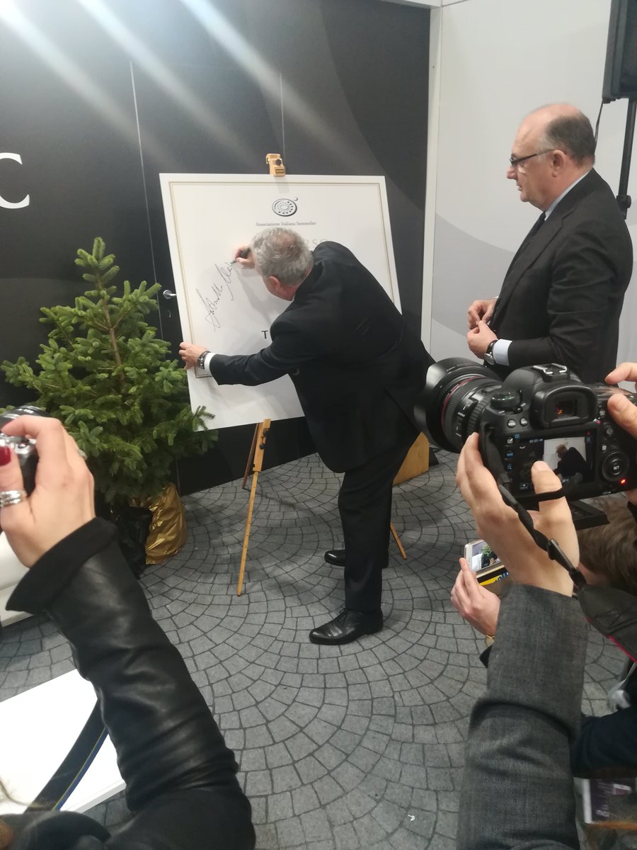 A #vinitaly2019 a
<a href="/antomaietta/">Antonello Maietta</a> di #aisitalia ed 
Enrico Zanoni di <a href="/trentodoc/">Trentodoc</a>  siglano il nuovo accordo triennale: il miglior sommelier d'Italia è ancora #Trentodoc!