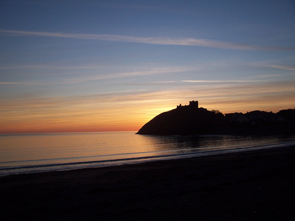 Did you know there's a craft fair every month at Criccieth memorial hall? This is a great opportunity to treat yourself or someone you love to something beautifully hand crafted in North Wales. This year's dates can be found at facebook.com/FfairGrefftCri…