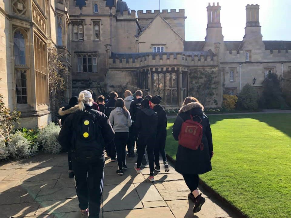 PembrokeOxford's tweet photo. Last week, Pembroke hosted the first leg of @FulhamReachBC students competing in the #Thames100 @theboatraces! Our Admissions Officer, Kirsty, gave them a tour of College and breakfast in the Hall before they started the trip to Benson. Congratulations to all the students! ✨ https://t.co/WWl1Yd2Sx0
