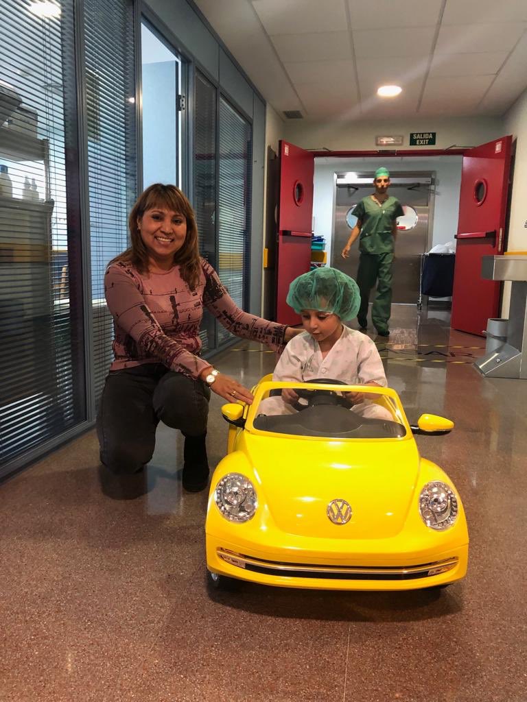 HospitaldeInca's tweet photo. Des d'avui, els nens que van a quiròfan al nostre hospital, el fan sobre quatre rodes i un gran somriure... 
#OrgullHcin #cambiahospital https://t.co/UKD3BJ3xva