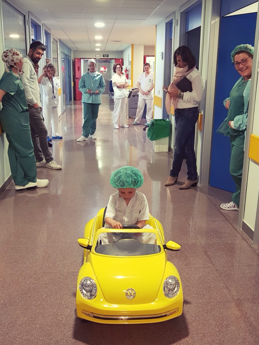HospitaldeInca's tweet photo. Des d'avui, els nens que van a quiròfan al nostre hospital, el fan sobre quatre rodes i un gran somriure... 
#OrgullHcin #cambiahospital https://t.co/UKD3BJ3xva