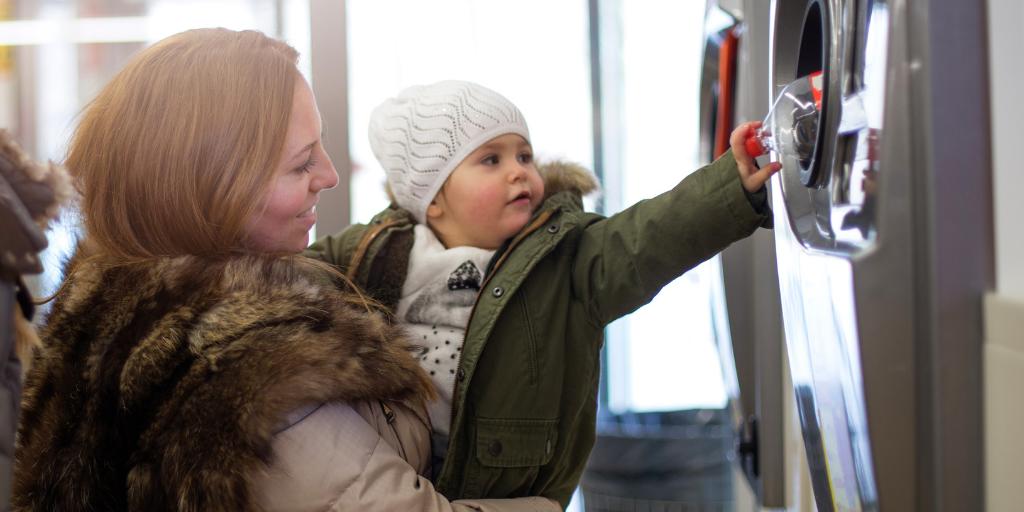 denmarkdotdk's tweet photo. Return your bottles and cans to the store in Denmark, and you’ll get money in return. Every year, 1,2 billion bottles are returned, and later this year, juice bottles will be included as well. That’s 52 million more bottles♻️👏
 
DK ❤️ #circulareconomy 

#DKretursystem #dkgreen https://t.co/X9QlaiWSIf