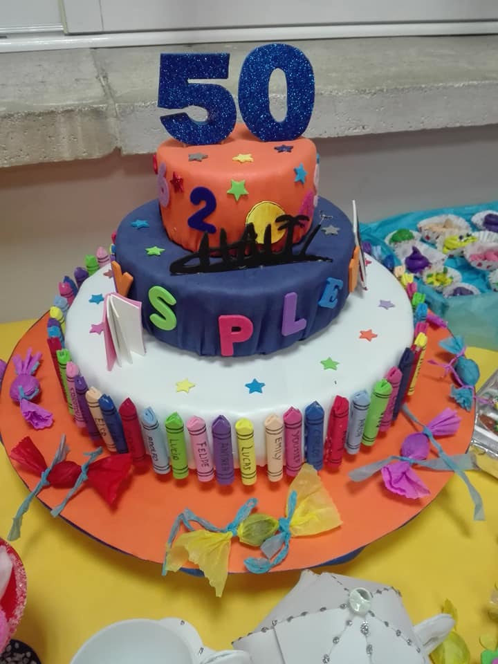 AmpaHaiti's tweet photo. La empresa de comedor @Serunion se une a la celebración del 50 aniversario del @colegiohaiti con esta mesa realizada por todos los niños de comedor. #50añoscaminandojuntos #mesadulcedemanualidades https://t.co/a0gLE4bDZ6
