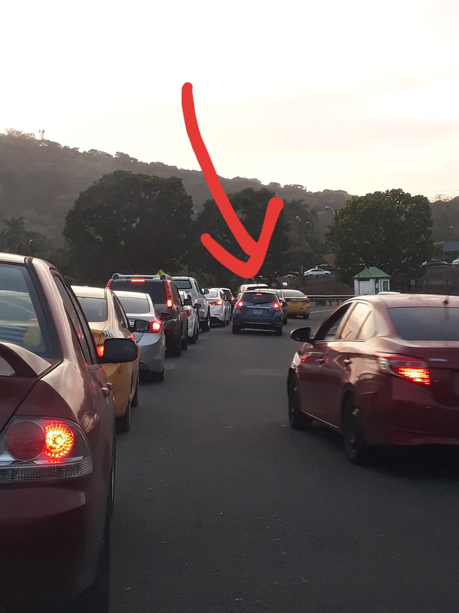 Buen dia <a href="/ATTTPanama/">Autoridad del Tránsito</a> @ProtegeryServir Apenas quitan la unidad que esta en esta esquina, los autos empiezan a colarse e inventar doble paño empeorando el tráfico a la altura de Howard (Aeronaval)