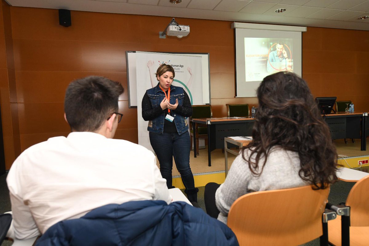 TALLER ELEVATOR PITCH:
"Debemos dar un discurso claro, conciso e impactante para despertar el interés del interlocutor"
 "Nuestro objetivo es enganchar al interlocutor desde el principio, con datos impactantes"
#PYXperienceUBU