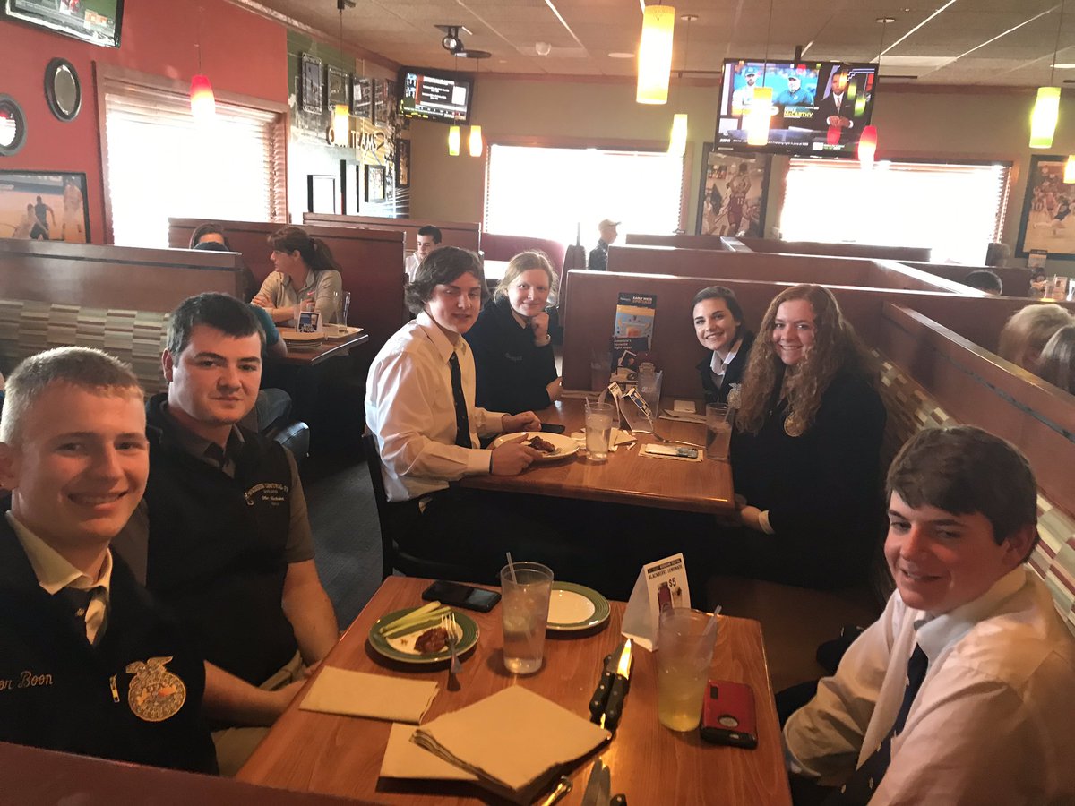madisonagffa's tweet photo. Supper with some of the members! @SD_FFA #gobeyondffa https://t.co/2vmewtv2H3
