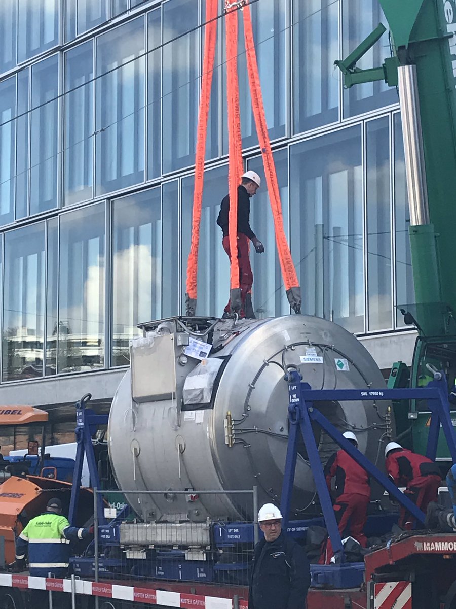 And the 7 Tesla MRI is now about to be lifted into the new sitem building! An exciting moment! #7Tesla #MRI #UltraHighField @inselgruppe @unibern