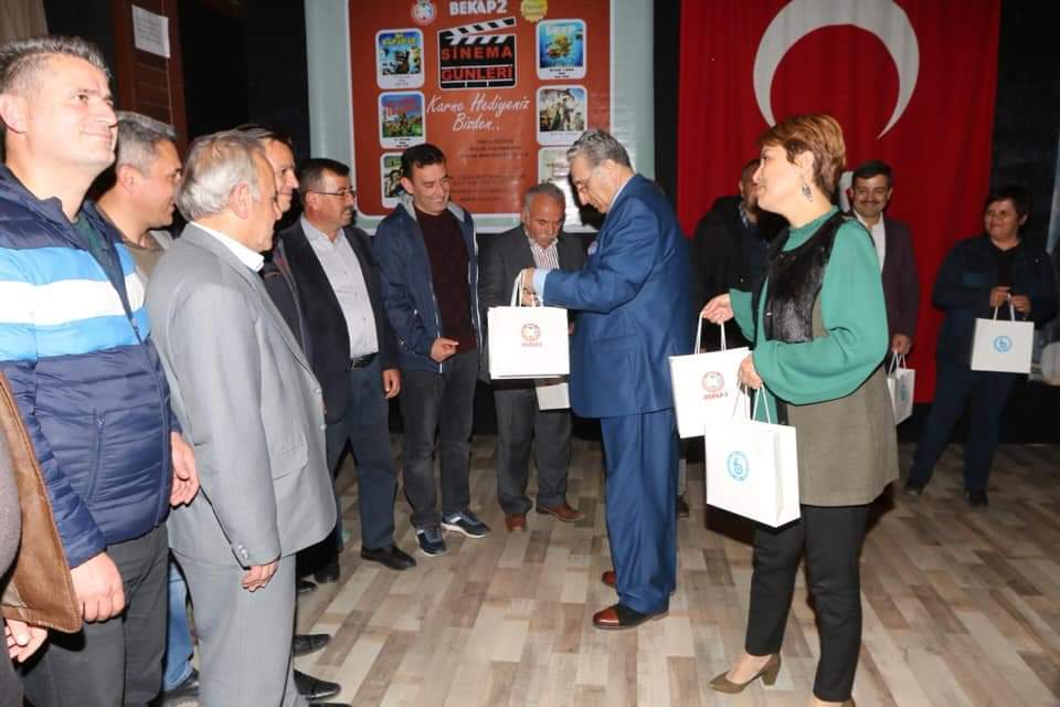 Bucak Eğitimde Kaliteyi Arttırma Projesi (BEKAP 2) kapsamında Ticaret ve Sanayi Odasının katkılarıyla kitap dağıtımı gerçekleştirildi.İlçe Kaymakamımız Belediye Başkan Vekilimiz Sayın  Yalçın Sezgin Bucak Ticaret ve Sanayi Odasının BEKAP projesine olan