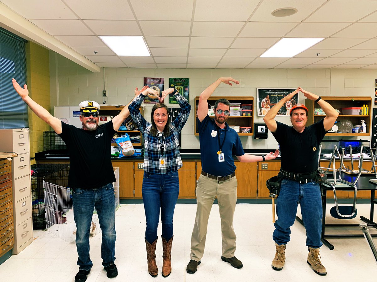 _MsPinckney's tweet photo. “Young man, there's no need to feel down...” for #TeamThemeTuesday the #CTETeam picked one of the best teams around.... #ItsfuntostayattheYMCA #careerready #TeamKidsFirstSpirit https://t.co/57WDFxVVfO
