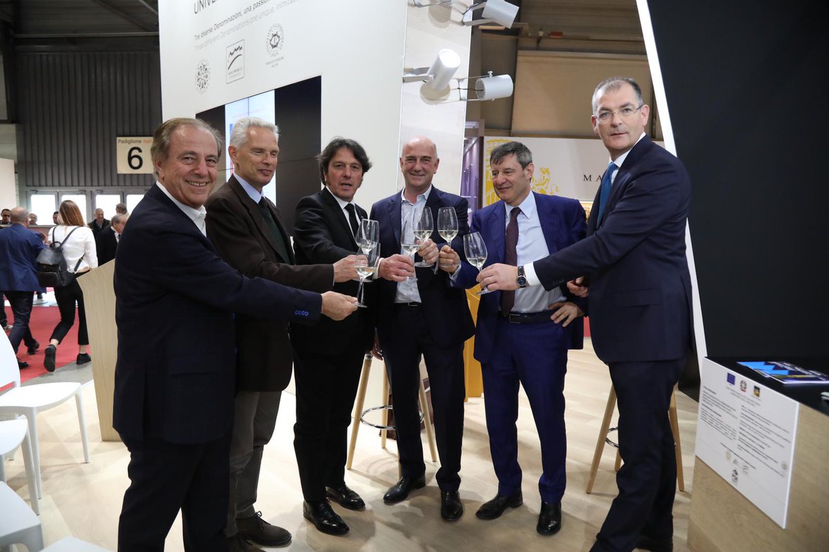 Un #brindisi che racchiude tutta la forza del "Sistema Prosecco", la realtà che tutela, a livello internazionale, le tre Denominazioni #Prosecco #UniversoProsecco #Vinitaly2019