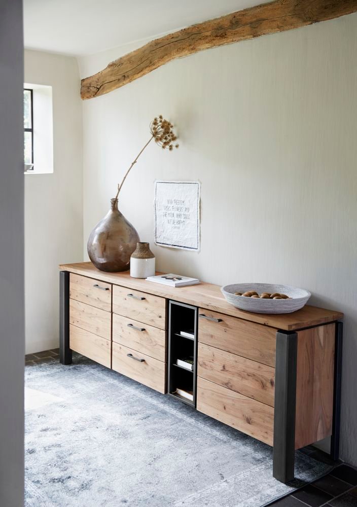 Het onbewerkte hout heeft woonprogramma Charly een natuurlijke touch, het is bovendien makkelijk in onderhoud. De kasten geven je interieur meteen een bijzondere uitstraling aangezien ze voorzien zijn van energiezuinige LED verlichting. in-house.nl/dressoir-charl…