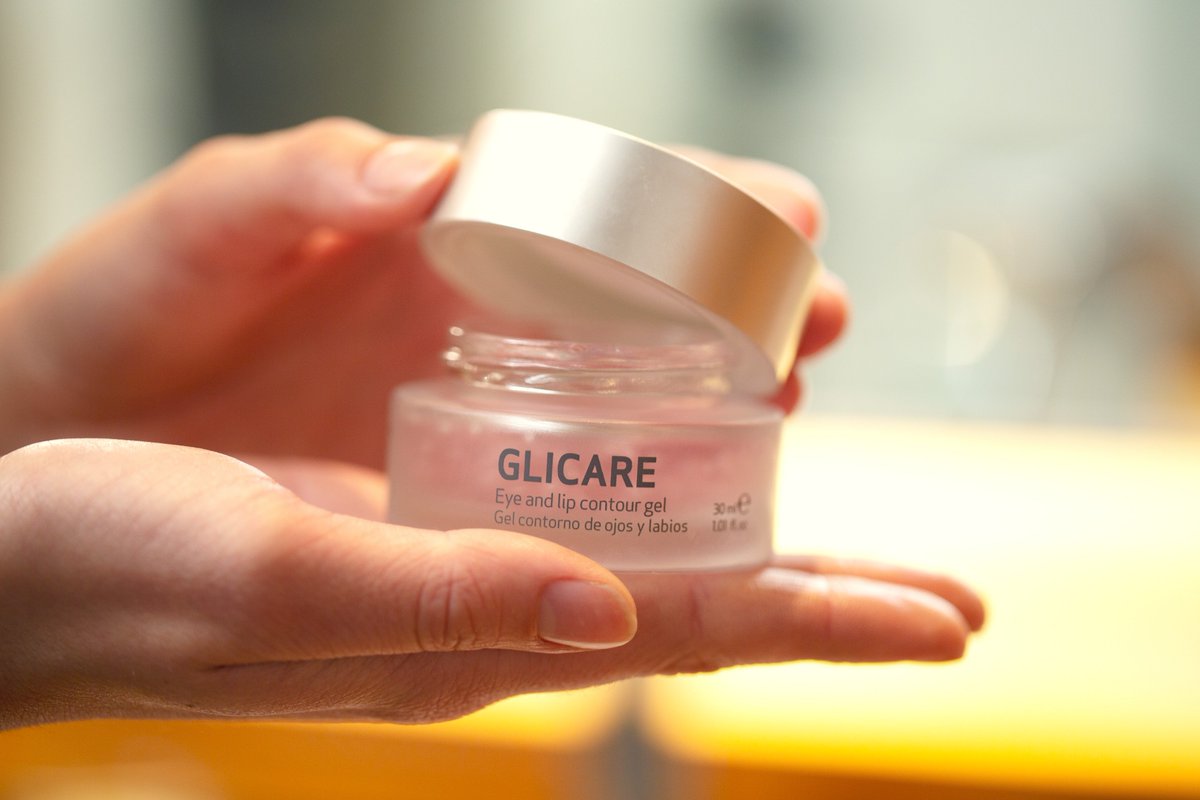 sesderma's tweet photo. ¿Un producto refrescante que, tras un ligero masaje, haga desaparecer el aspecto cansado de tu mirada? Lo tenemos, y se llama #GLICARE! Un gel efecto frío que combate las ojeras y reduce las bolsas gracias a su acción descongestionante 😍 https://t.co/nKe0xr7q99 https://t.co/za2ZsUM2pu