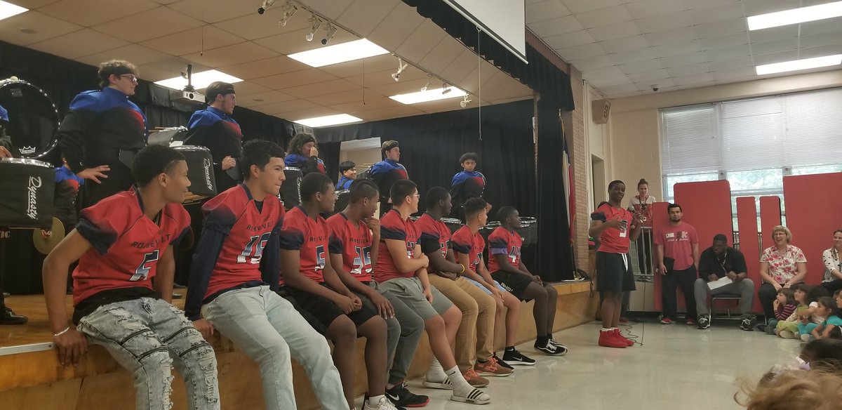 WendyMDeLaCruz's tweet photo. Big shoutout to @WeAreTRHS, @mattcarroll2121! The Roosevelt HS Drumline and football players came to @WilshireWildcat to pump up our 4th and 5th graders for STAAR! We've got this! #theNEISDway #STAAR https://t.co/0aFTcskmQI