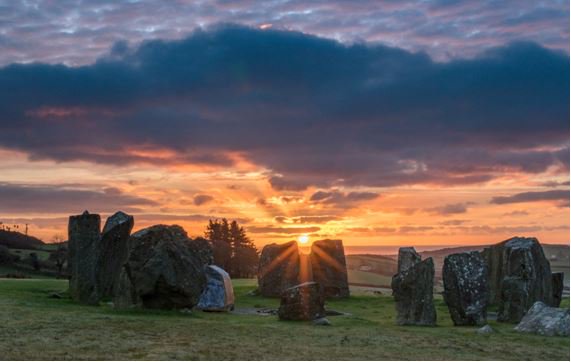 Drombeg Stone Circle and the Shadows Cast at Sunrise: A Solstice Poem by Dr Terence Meaden

silentearth.org/drombeg-stone-…