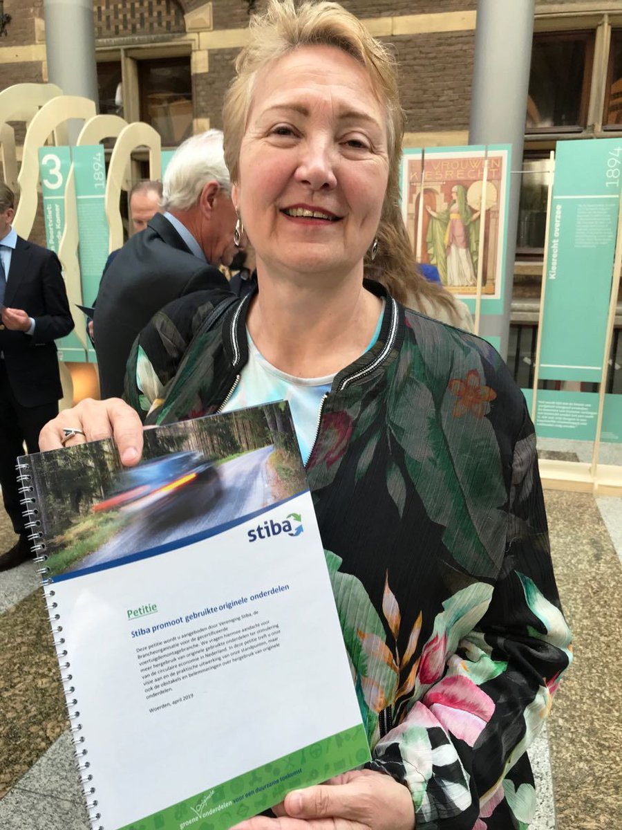 De #TweedeKamer ontving vandaag de petitie ‘Van onbekommerd gebruik naar hergebruik’ van automontagebranche <a href="/Stiba_nl/">Stiba</a>, waarin gepleit wordt voor meer hergebruik van originele auto-onderdelen.