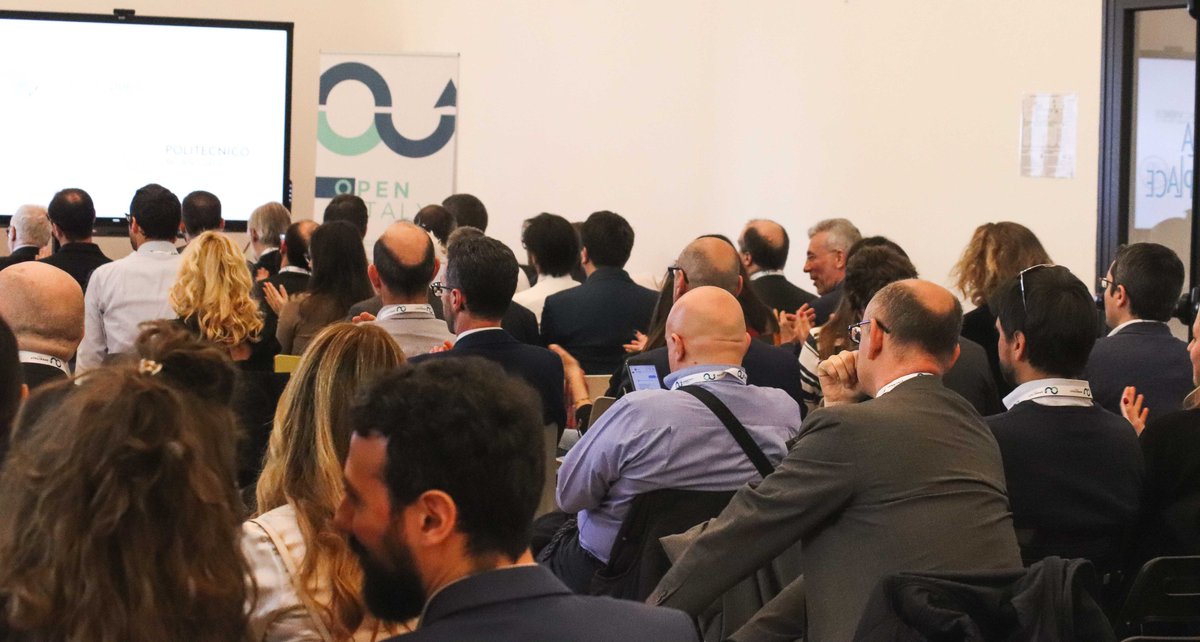 Awhy_Official's tweet photo. Martedì scorso i nostri ragazzi hanno presentato #Awhy davanti alle diverse aziende leader del consorzio @centroELIS grazie al programma #OpenItaly! #Openinnovation #Chatbot #Customercare https://t.co/FRtBl2ZrlT