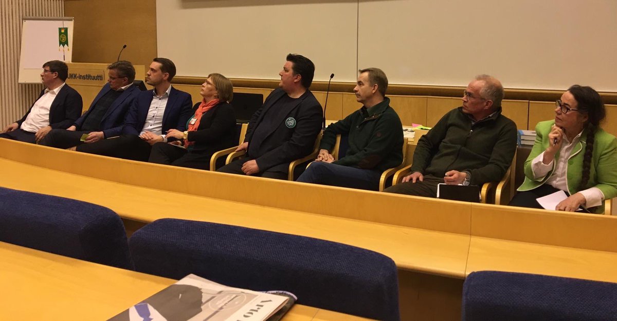 SirkkuMakela's tweet photo. @MTKPirkanmaa kevätkokouksen paneelikeskustelu.Teemoina maaseudun asuminen,yrittäminen ja liikkuminen.Miten maaseutu pidetään elinvoimaisena?@ArtoPirttilahti @artosatonen @PerttiHakanen @JouniOvaska @KPylsy @Marjo117 https://t.co/UWhTZ131Cn