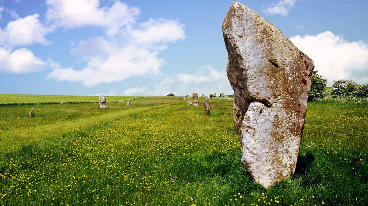 West Kennet Avenue Avebury Through the Seasons

silentearth.org/west-kennet-av…