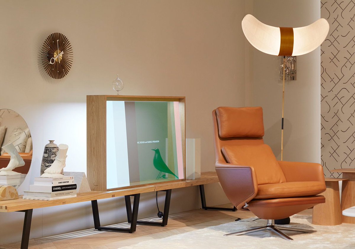 dexigner's tweet photo. Panasonic Design has debuted the Vitrine prototype - a glass cabinet that evolves into a OLED screen - at Salone del Mobile.Milano 2019. https://t.co/kRyuEpzt3M

#PanasonicDesign #Vitra #DanielRybakken #OLED #salonedelmobile2019 https://t.co/zJ2EOBiXYv