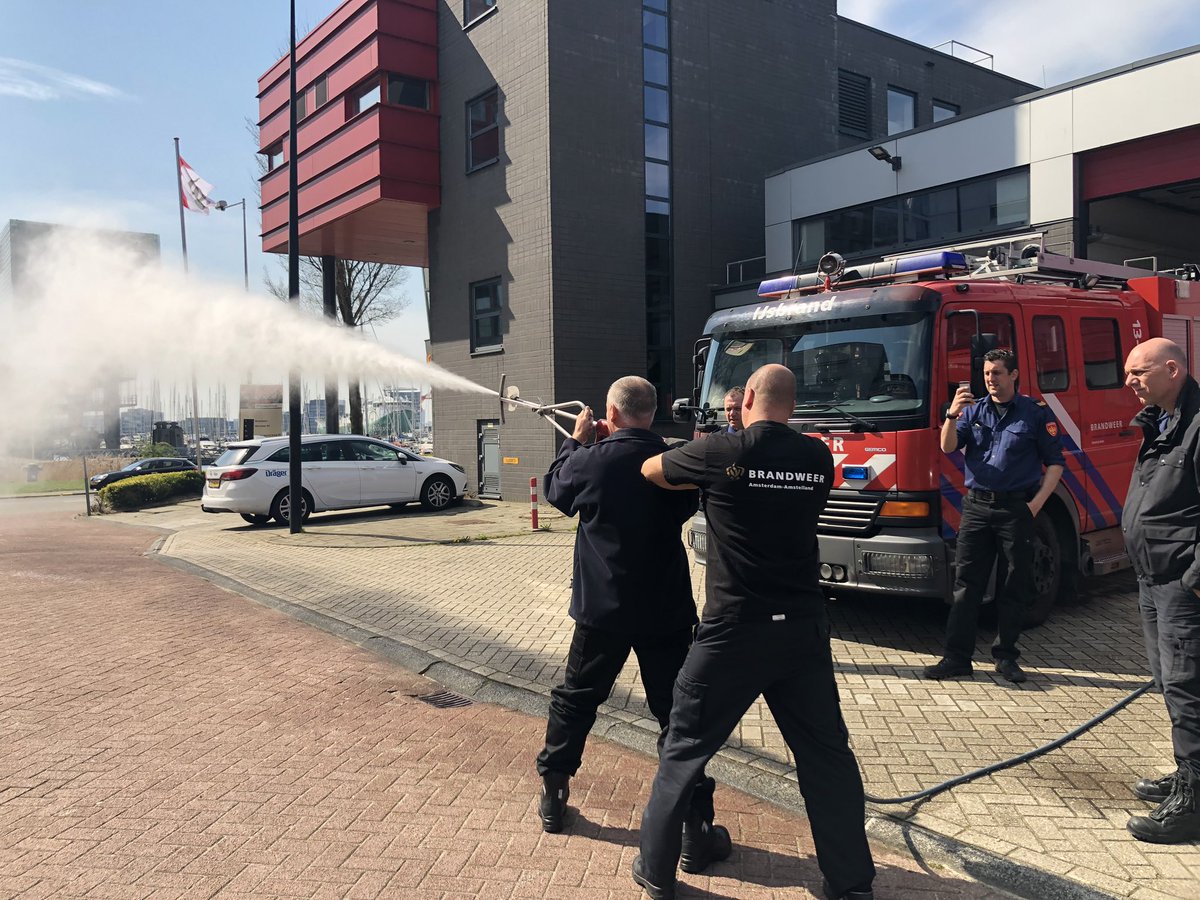 GB_038's tweet photo. Kennis en ervaring ophalen bij de #brandweer collega’s in #Amsterdam op het gebied van de #Coldcutter https://t.co/OwdbnV1SjM