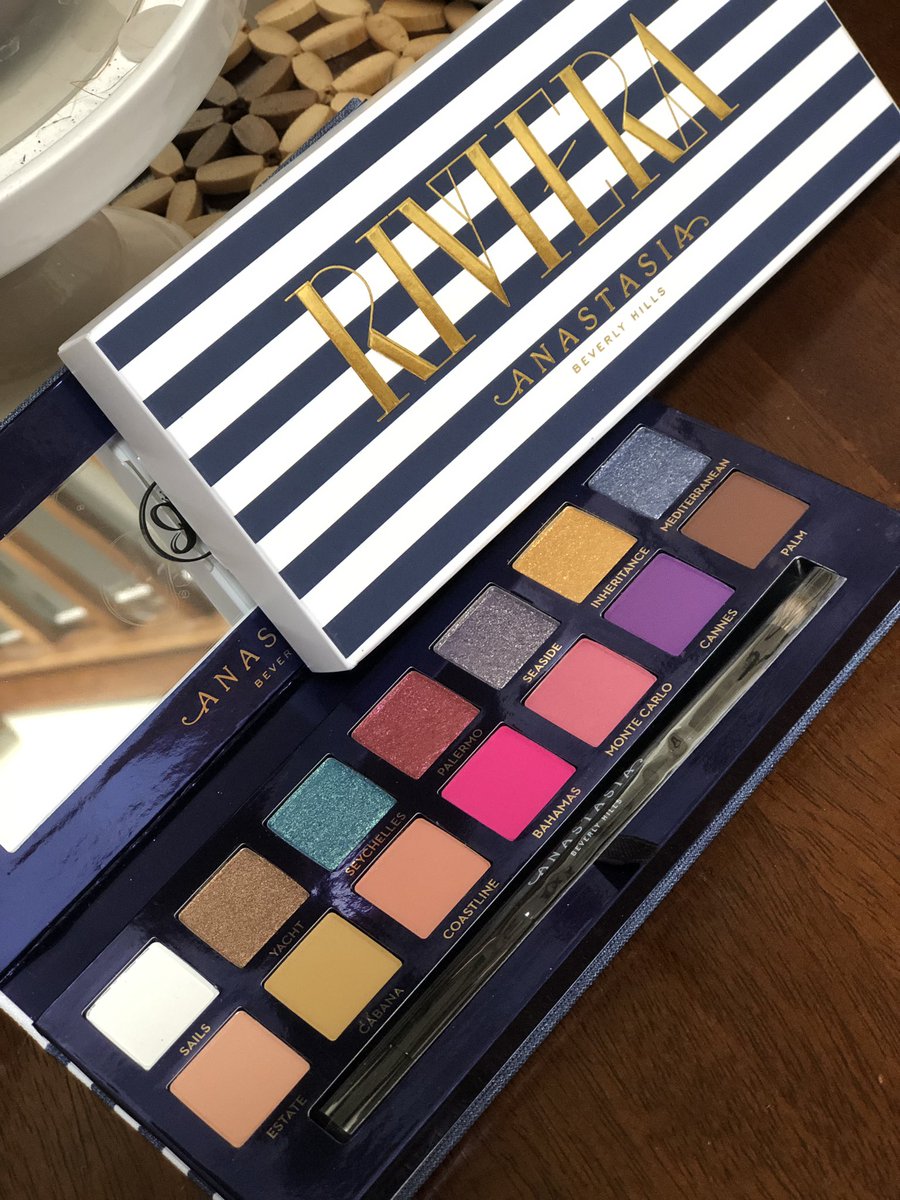 Makeupbysheenab's tweet photo. Loving all the colors 😍😍😍 @ABHcosmetics @norvina1 https://t.co/0dFLmHcFxA