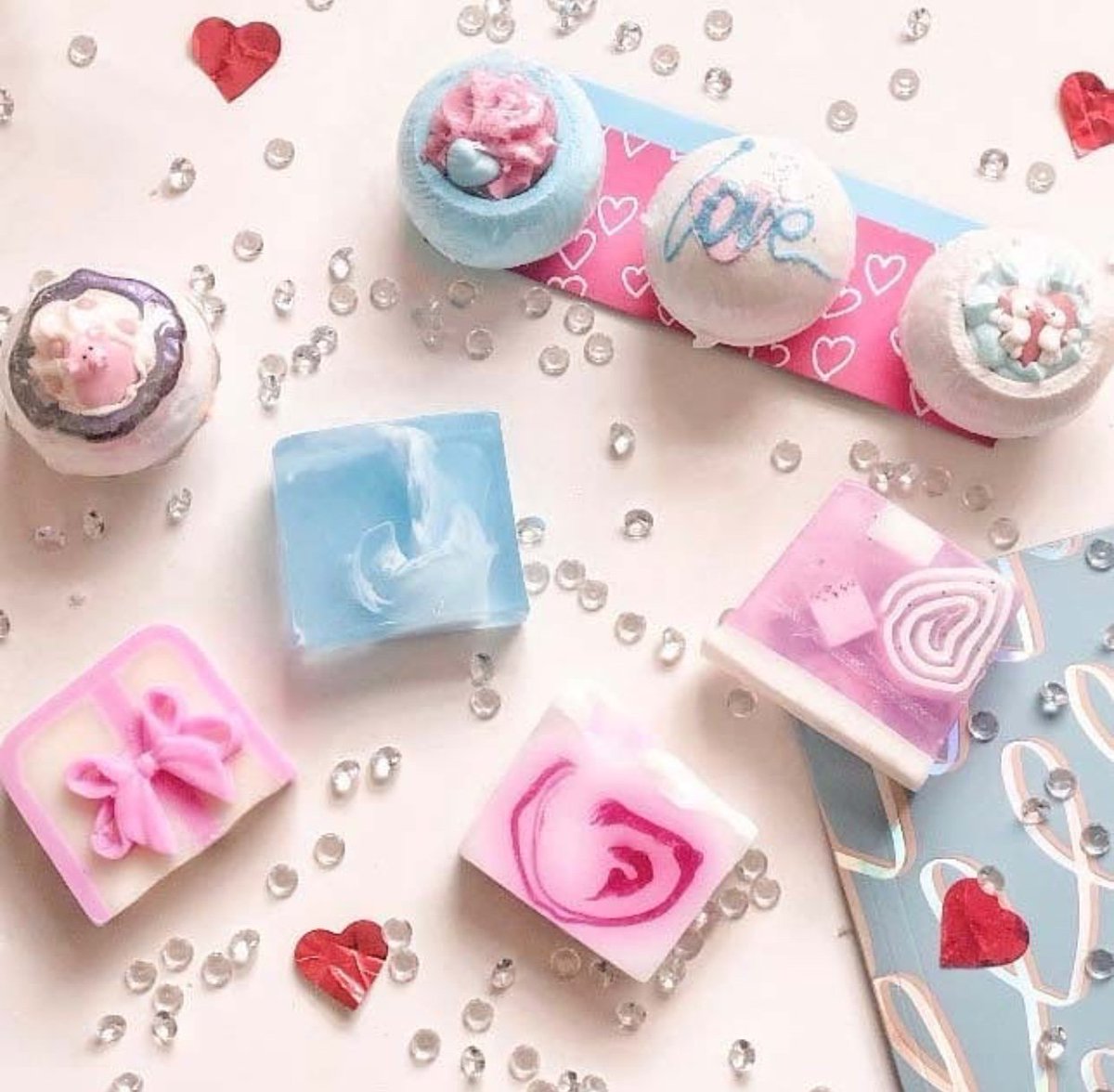 thelinktweets's tweet photo. Introducing Bomb Cosmetics to The Link. A brief glimpse here and we’re SO excited! Incredible bath and body products taking the world by storm-must haves for your store. @bombcosmetics_official #BombCosmetics #bathandbody #Link2Sales #showroom #atlmkt #TheLinkAtl https://t.co/llvm0WWhff