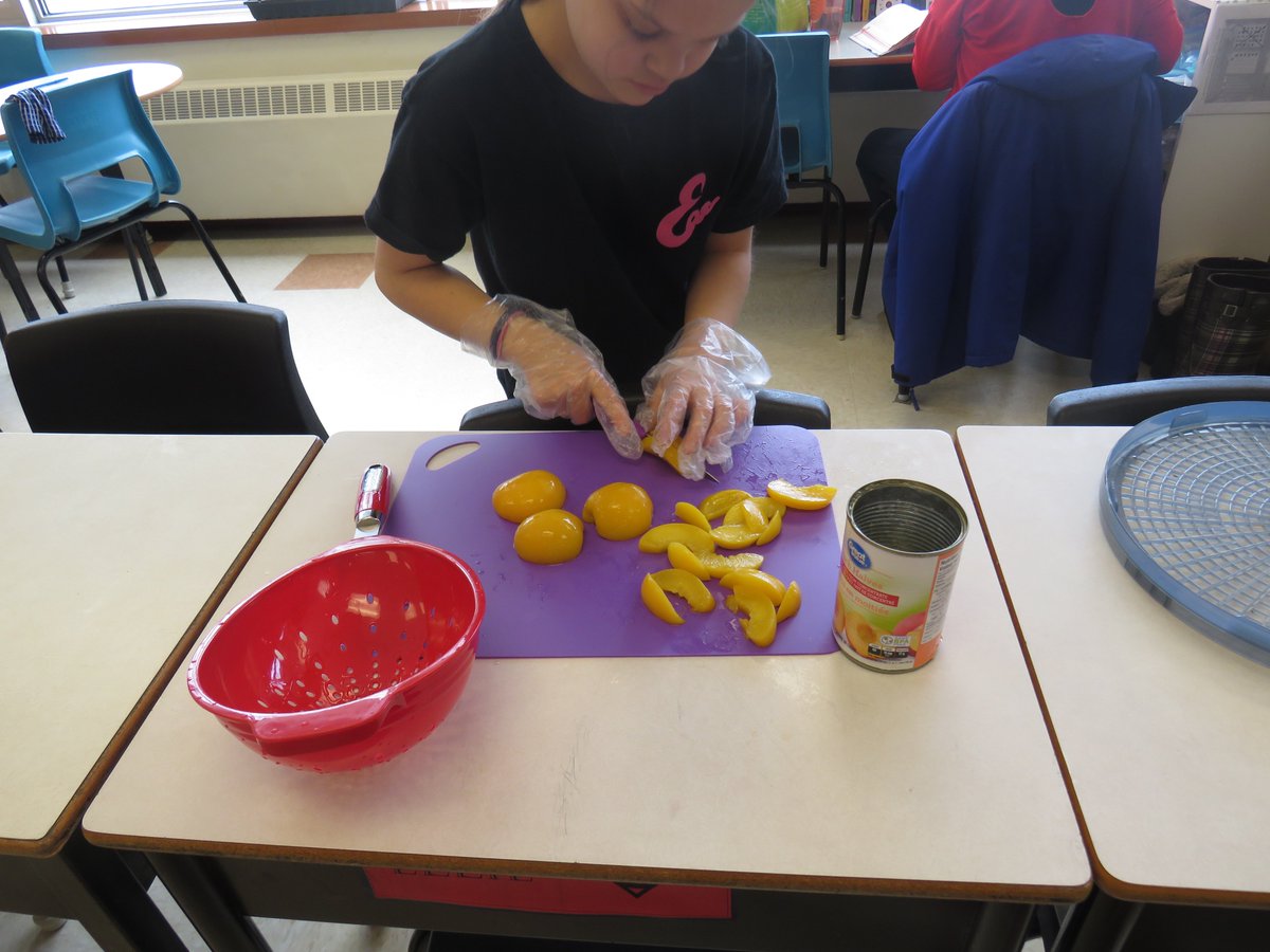 5mlClasse's tweet photo. Les élèves qui préparent les produits pour le Déshydrayum!!! #déshydrayum #minientreprise 🍏🍑😃 https://t.co/mHabSGIEU7