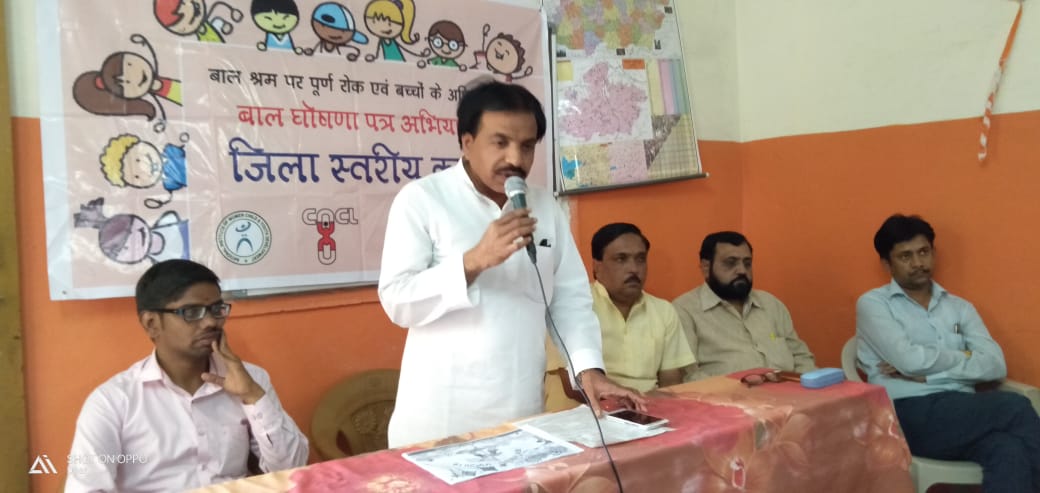 AgainstMp's tweet photo. धार में जिला स्तरीय बाल घोषणापत्र संवाद में बच्चों से उनके मुद्दों पर बातचीत करते हुए कांग्रेस पार्टी के जिला अध्यक्ष श्री हितेश ठाकुर.
#धार 
#vote4children 
#cacl https://t.co/OFr1VE8kkP