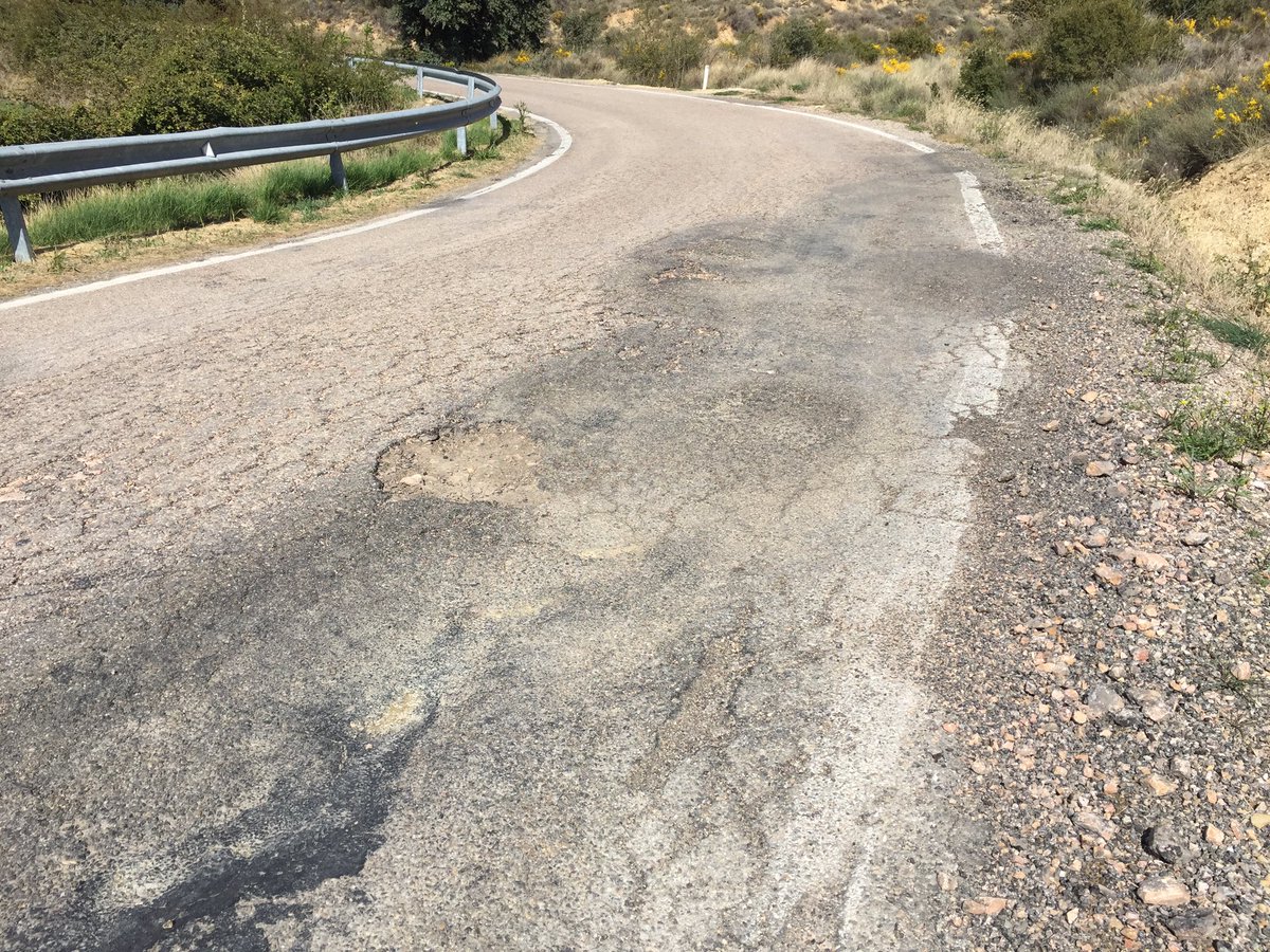 SOShu324's tweet photo. La #carretera se desintegra.... y mientras jugando al pito, pito gorgorito @CH_Ebro @GobAragon @mitecogob .... 15 años esperando el #planderestitución para nuestros #pueblos. NO CABEN MÁS PARCHES🙏🙏🙏@pepesoro @JLambanM @luisefelipe https://t.co/1CaeFE6kpj
