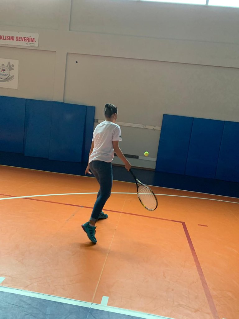 GSB_OzgecanGM's tweet image. Üyelerimizden Eda Zaman bulunca Tenisde duvarda #Forhand çalışması yaparak  kişisel eksiklerini gideriyor. #SağlıklıYaşamveSporKulübü