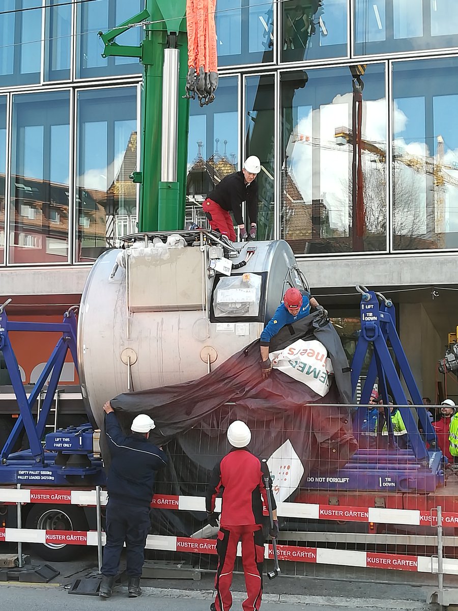 The baby has been delivered! A bundle of joy of 20 tons at birth! Our 7T scanner is ready to be installed! #7Tesla #UltraHighField @inselgruppe @unibern