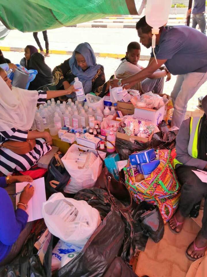 Sudan_tweet's tweet photo. عيادات متنقلة في خدمة ثوار #اعتصام_القياده_العامه 

#موكب9أبريل 
#مدن_السودان_تنتفض
#اعتصام_القيادة_العامة https://t.co/iamRVqaj5b