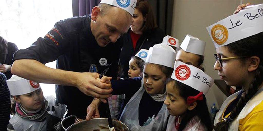 En Algérie, en partenariat avec l’Institut Français de Constantine, le chef Gaëtan le Bellis et Amine, chef du Novotel, ont proposé un atelier cuisine et dégustation pour les enfants de la ville.  #GoodFrance #GoutdeFrance