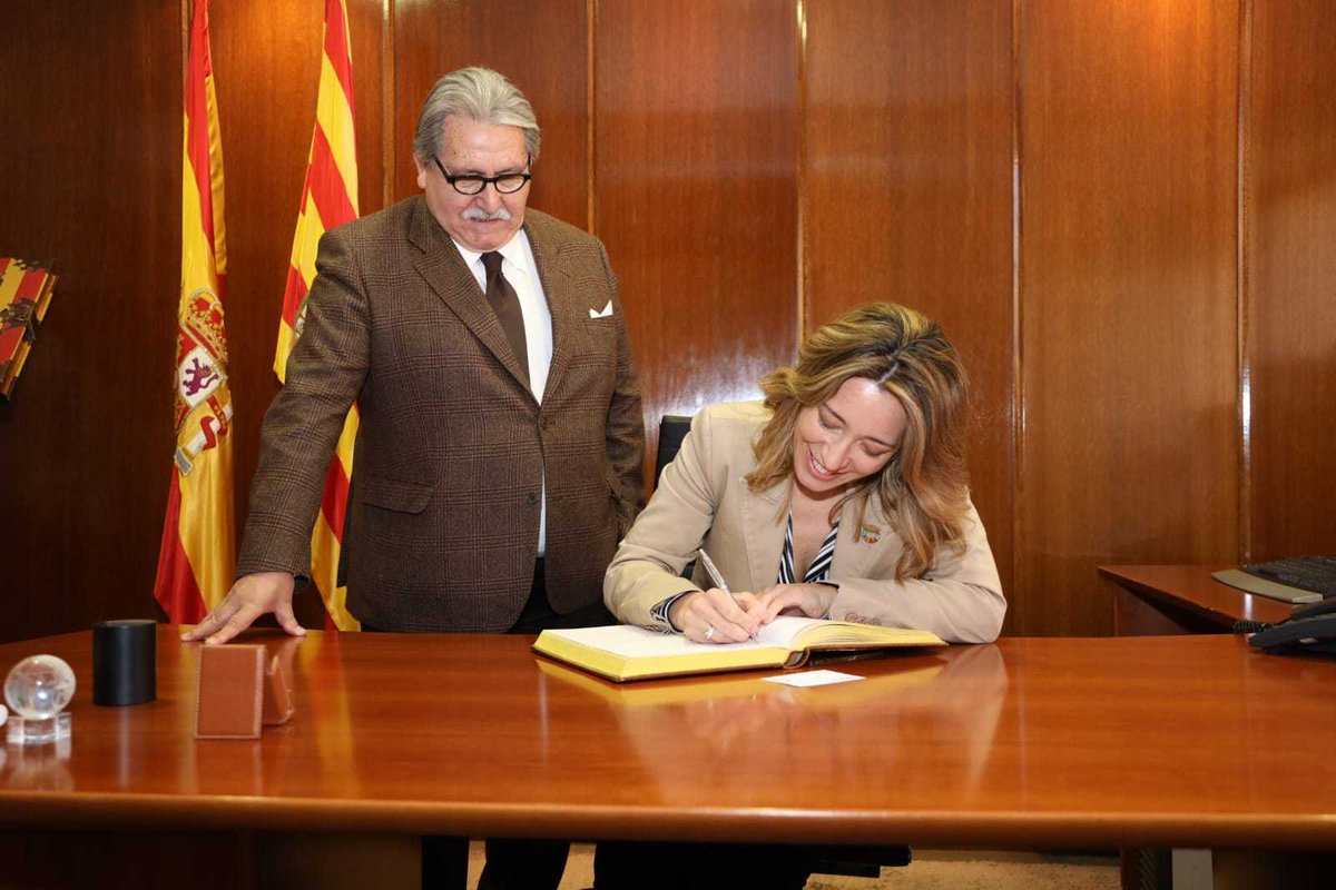 La secretaria de Estado de Comercio, Xiana Méndez, ha visitado hoy <a href="/camarazaragoza/">Cámara Zaragoza</a> y comparte ahora un almuerzo-coloquio con el Comité Ejecutivo y con empresarios del Club Cámara. Esta tarde conocerá las instalaciones de <a href="/FersaBearingsES/">Fersa Bearings ES</a> e <a href="/Inycom/">INYCOM</a> bit.ly/2Upk3x5