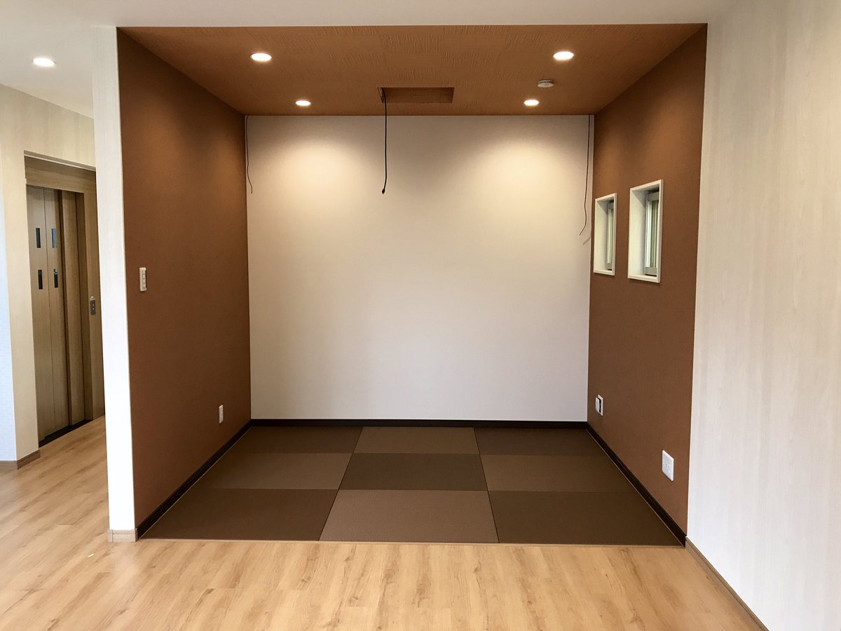 高江洲周作 たかえす畳店 ブラウン色のヘリ無し畳 琉球カラー畳 を納品 畳 たかえす畳店 ヘリ無し畳 カラー畳 琉球畳 丸親建設 沖縄畳替え