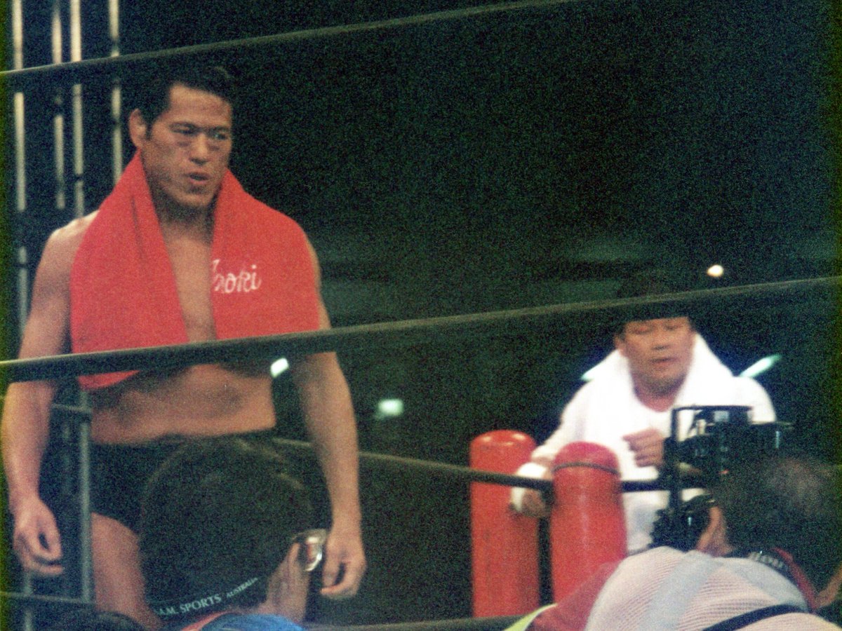 若月 仮 Twitter પર 東京ドーム アントニオ猪木 引退試合 猪木入場 セコンドに 藤波辰爾 懐かしプロレス写真