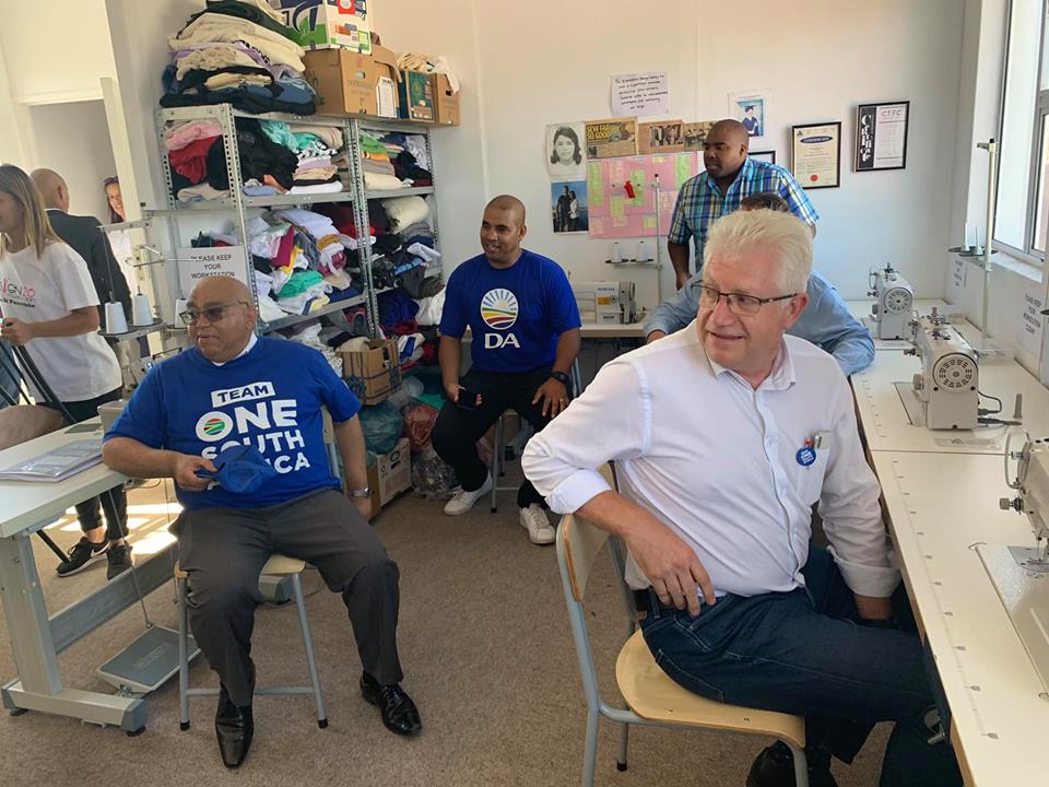 WesternCapeDA's tweet photo. Premier Candidate @alanwinde visiting Suraya Williams, owner of #Design26, who started making matric ball dresses and now making dresses for all occasions. A true entrepreneur from Mitchell's Plain. #Loadshedding is killing businesses like hers.
(Photo credit: Ricardo Mackenzie) https://t.co/YMACWtwAh5