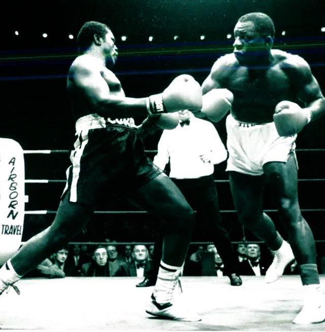 LDNBOXHISTORY's tweet photo. Gary Mason follows up with a massive left hook to end his 1989 British Heavyweight Title bout with Hughroy Currie in four rounds at The Royal Albert Hall. https://t.co/y2D53a1z5M