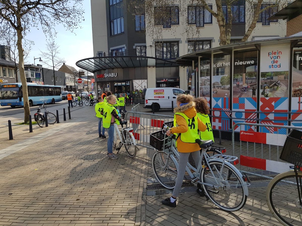 In t zonnetje fietste al onze 7de jaars vandaag het praktische verkeersexamen.
Ze zijn veilig weer op school en voor ons al geslaagd...nog even wachten op de officiële uitslag.
Dank aan alle vrijwilligers langs de route!