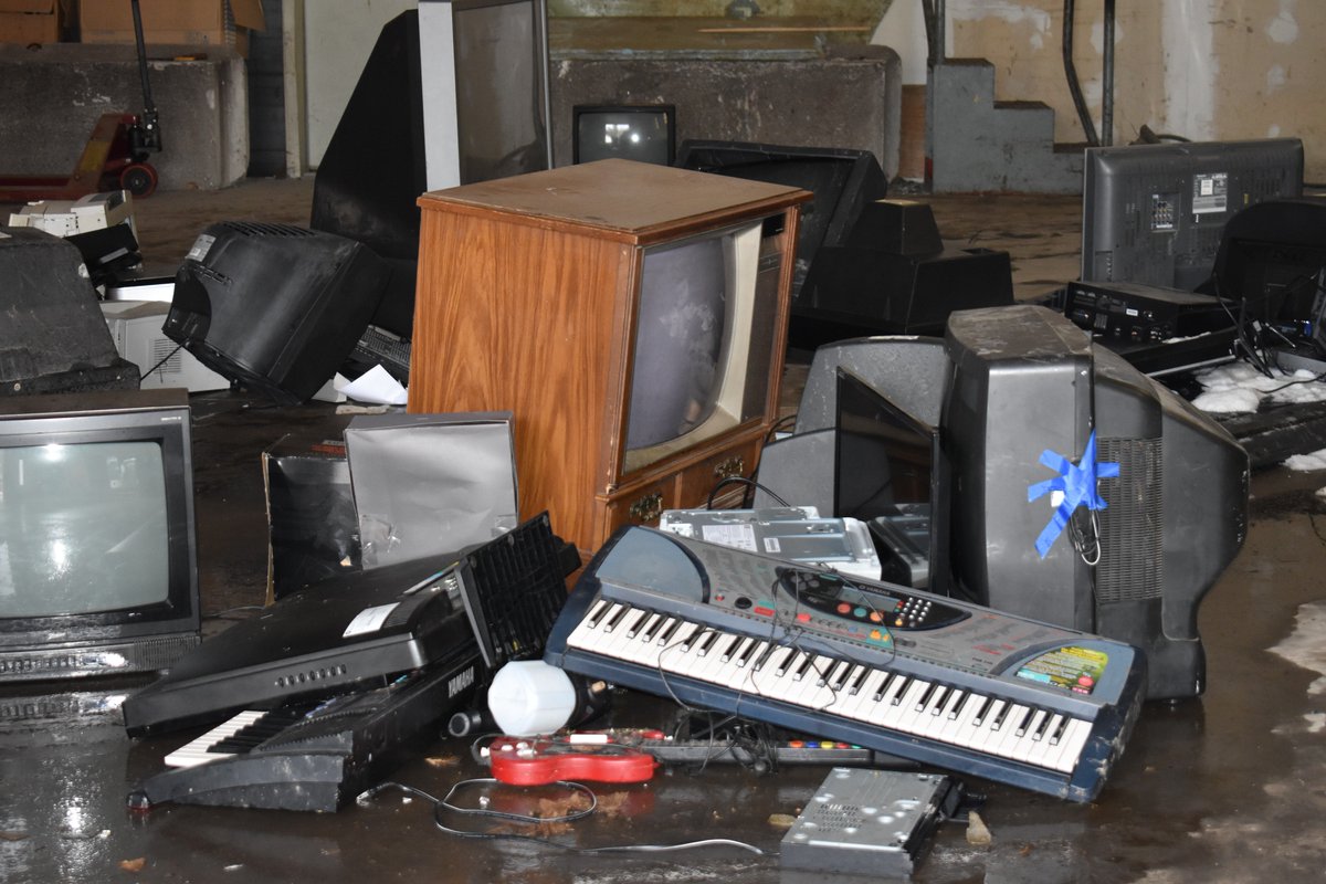 GreenVeronaNJ's tweet photo. *VERONA RESIDENTS*

This Friday April 12 and Saturday April 13 From 8 am - 3 pm
ELECTRONIC WASTE RECYCLING DROP OFF
@  Verona DPW Yard: 5 Ozone Ave, Verona. 

(Basically, anything that has a plug is considered electronic waste...) https://t.co/cFl3tmYP2h