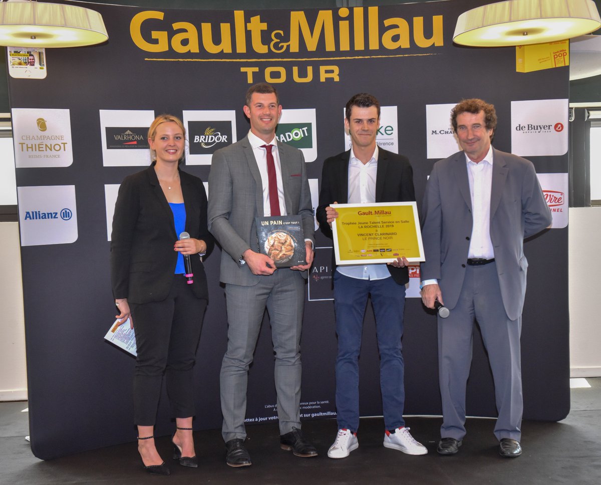Bridor_FR's tweet photo. [#GMTour] Nous avons eu l’honneur de remettre le Trophée « Jeune Talent Service en Salle » à Vincent Clarinard à l’occasion d’une nouvelle étape du Gault&amp;Millau Tour. Félicitations à ces jeunes talents ! 😀
➡️ https://t.co/6LBK1BPYcJ https://t.co/ytMwIgW3iR