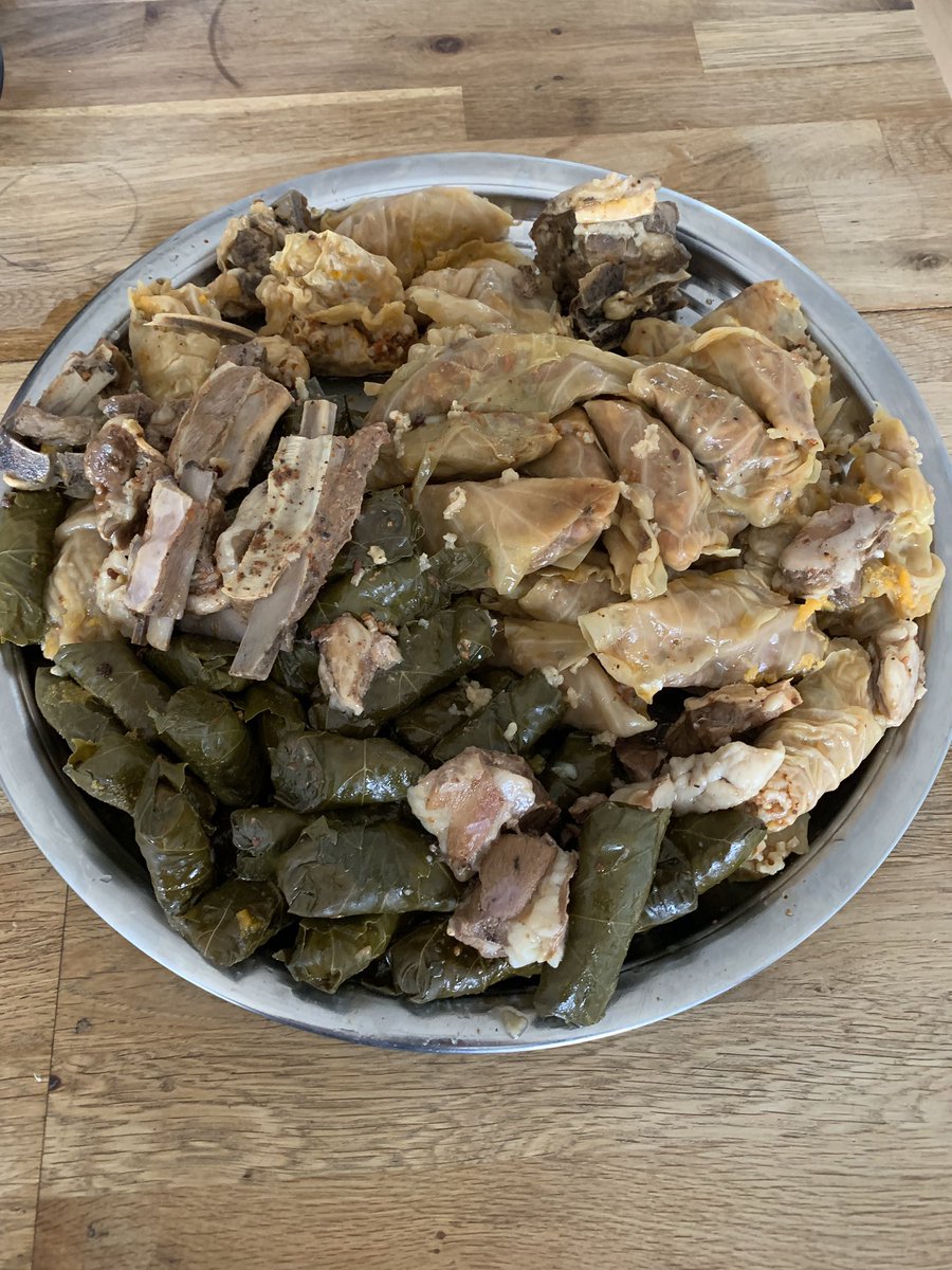 ozznujen's tweet photo. Min älskade mor bjöd på vinblad och kåldolma till lunch! 👌🏽❤️🙌🏽😘❤️ Dayika min a hezkirî pelên/dolmê tirî û kelema/lehana çêkir û da min bo firavînê. #lunch #firavîn #food #cuisine #mat #kurdishfood #kurdishlunch #kurdiskmat #kurdishmothers #kurd #kurdistan #dolme #dolma #pel https://t.co/yqzBLeLicz