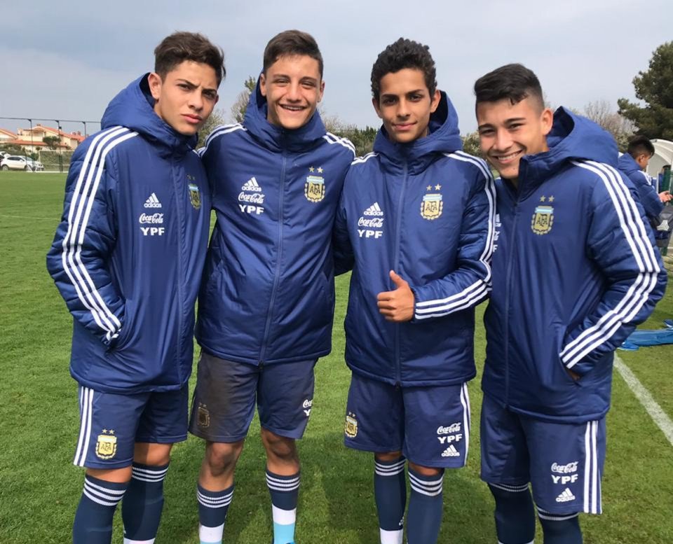#SeleccionSub15 | 

🇦🇷 ¡Surgidos en <a href="/caslajuveniles/">CASLA Juveniles</a> representan a la Seleccion Argentina en Croacia!👏

Agustín Giay (volante), Santiago Torres (arquero), Tobías Medina (volante) y Tomás Porra (volante) (Cat. 2004) participarán del Torneo Vlatko Markovic.( 9 al 15/4).👏