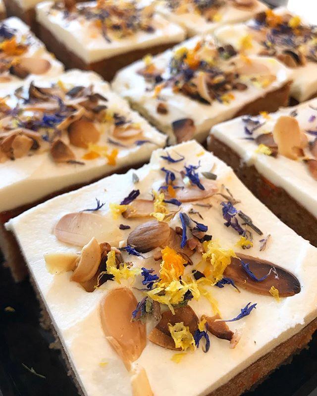 FIKA TIME!🥕🍊🌸
Freshly baked carrot cake with roasted almonds, dry lavender, lemon &amp; orange zest! Ready for catering ✨
#ljungbaker  #ljungbakercatering 
#carrotcake 
#catering 
#cateringstockholm 
#stockholmcafe 
#cyclecafe 
#bonmeq 
#skrapan 
#cake 
… bit.ly/2D5jwpn