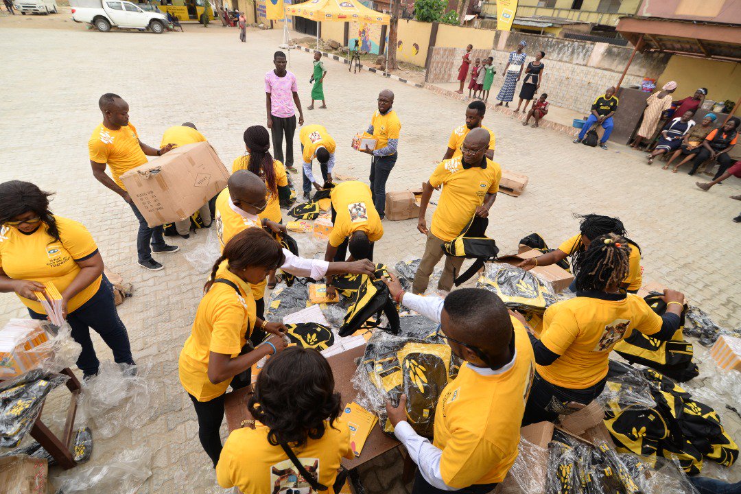 Stunner_Guy's tweet photo. Pree what went down at Alapere Primary school,ketu Today.
As @MTNFoundationNG usually does,the school pupils had gobs of learning materials shower on them courtesy @MTNNG #WCWDT initiative.
The MTN executives on ground were all excited as they were all smiles during the exercise https://t.co/7fQj01nG9T