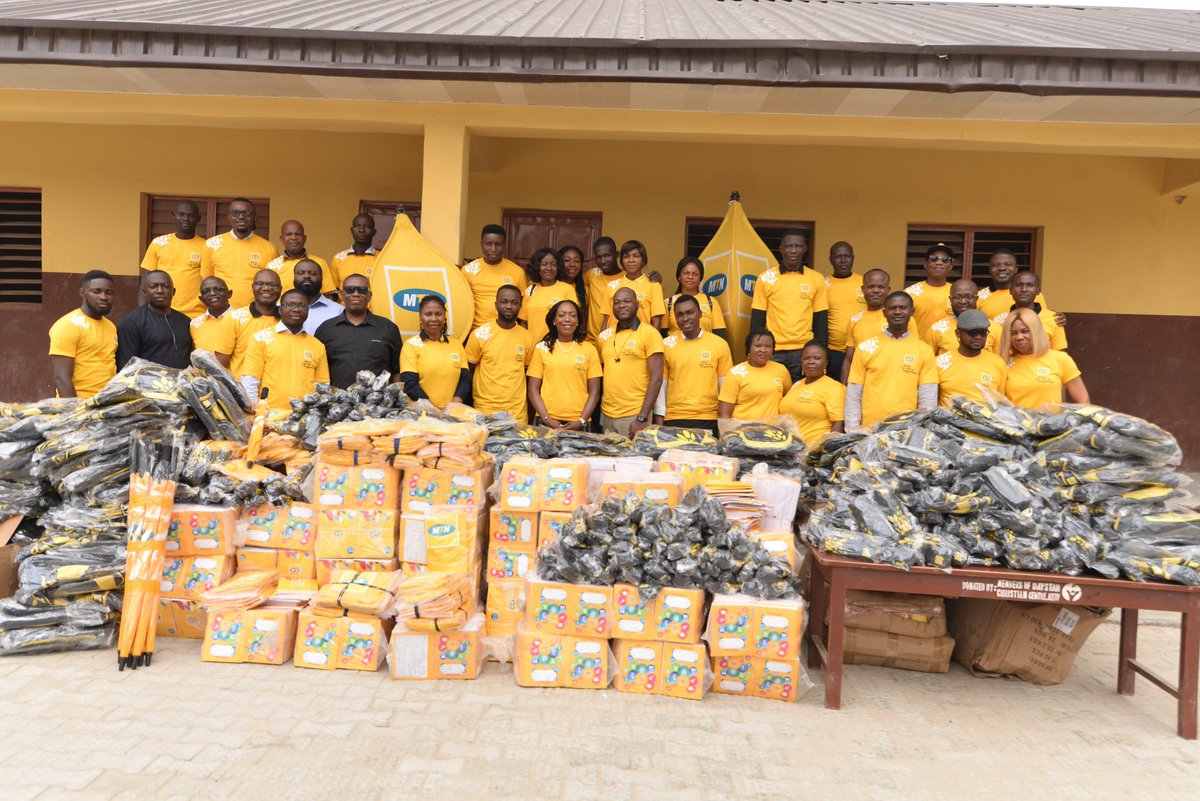 Stunner_Guy's tweet photo. Pree what went down at Alapere Primary school,ketu Today.
As @MTNFoundationNG usually does,the school pupils had gobs of learning materials shower on them courtesy @MTNNG #WCWDT initiative.
The MTN executives on ground were all excited as they were all smiles during the exercise https://t.co/7fQj01nG9T
